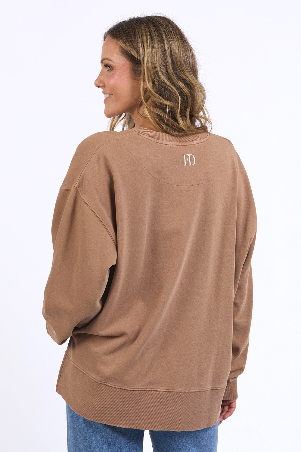 A model wearing the Effortless Cotton Crew in colour Toastcocon, from the back
