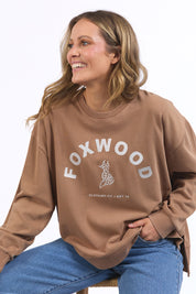 A model wearing the Effortless Cotton Crew in colour Toastcocon, from the front, cropped image