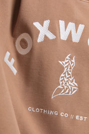 A model wearing the Effortless Cotton Crew in colour Toastcocon, from the front, cropped image