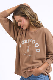 A model wearing the Effortless Cotton Crew in colour Toastcocon, from the front, cropped image