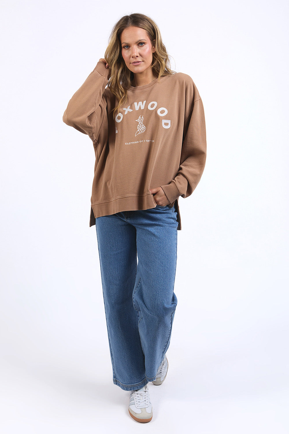 A model wearing the Effortless Cotton Crew in colour Toastcocon, from the front, showing the whole outfit