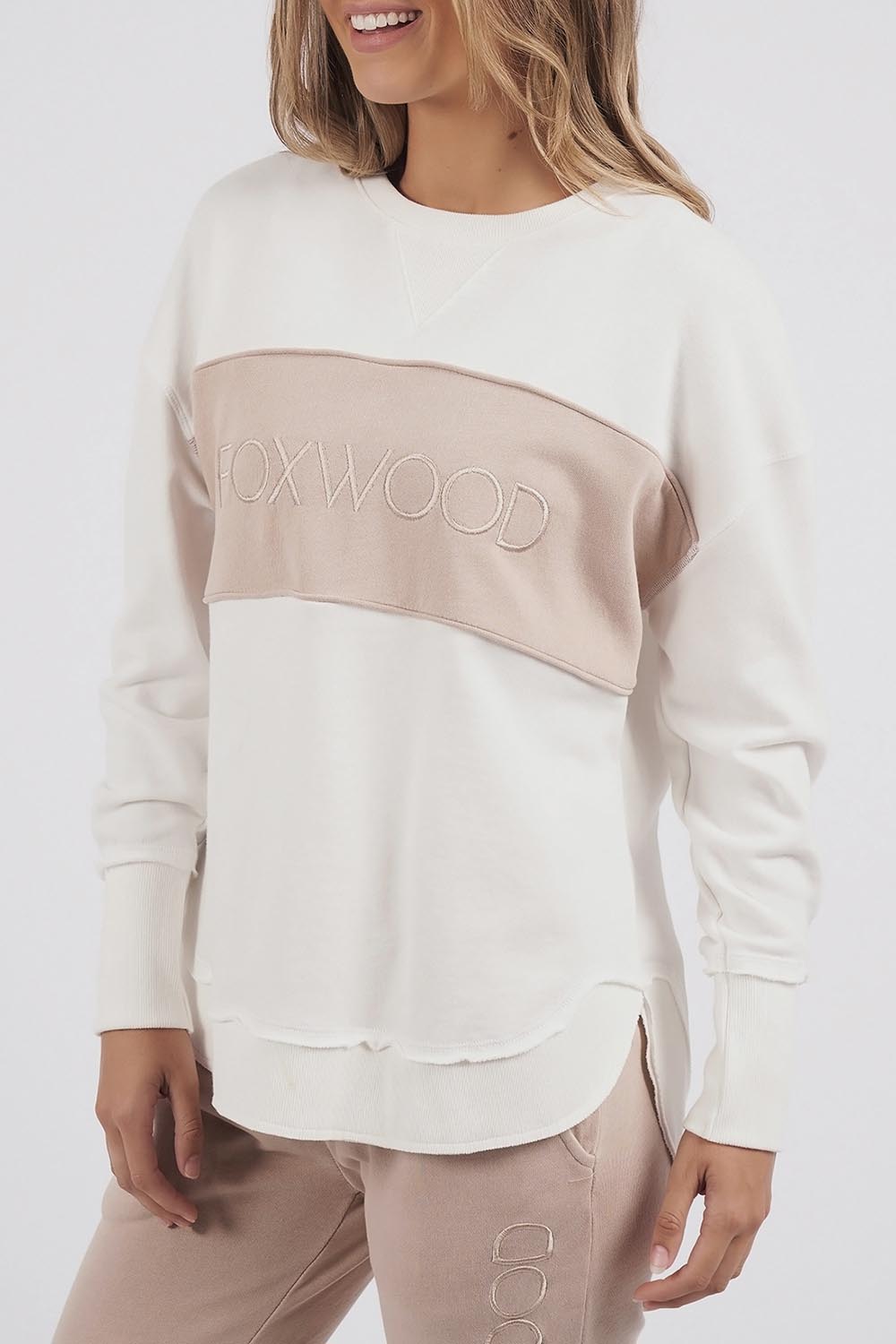 A model wearing the Leisure Simplified Tonal Crew in colour Vinwhite (White), from the front, cropped image