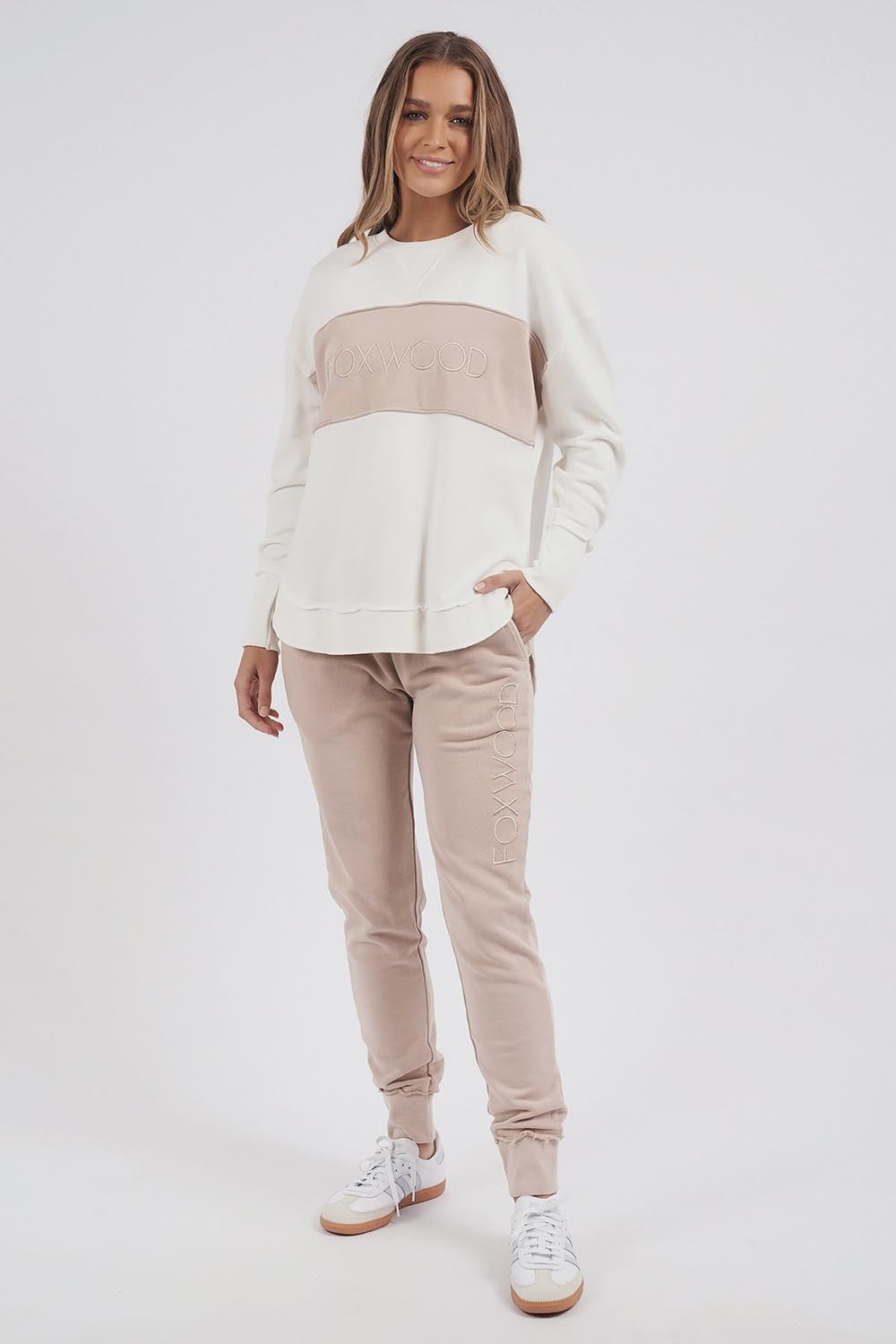 A model wearing the Leisure Simplified Tonal Crew in colour Vinwhite (White), from the front, showing the whole outfit