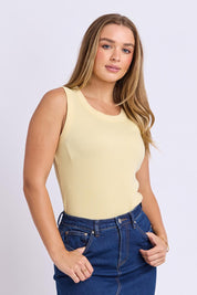 Model Genericm wearing size sample of the Elements Iris Rib Cotton Tank – Sunlightye in colour Sunlightye, in a cropped view