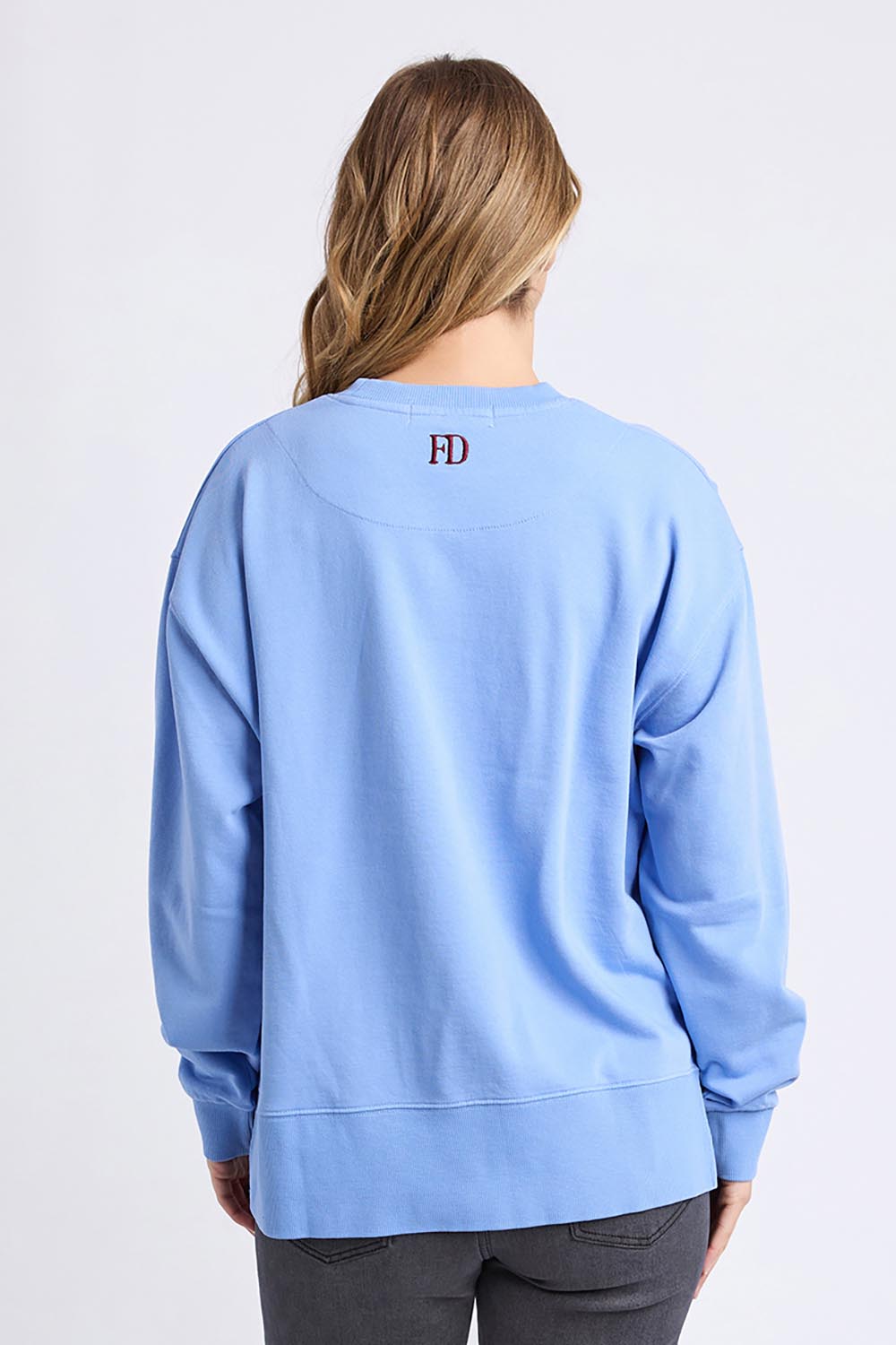 A model wearing the Elements Effortless Contrast Cotton Crew in colour Azurinebl (Blue), from the back
