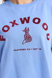 A model wearing the Elements Effortless Contrast Cotton Crew in colour Azurinebl (Blue), from the front, cropped image