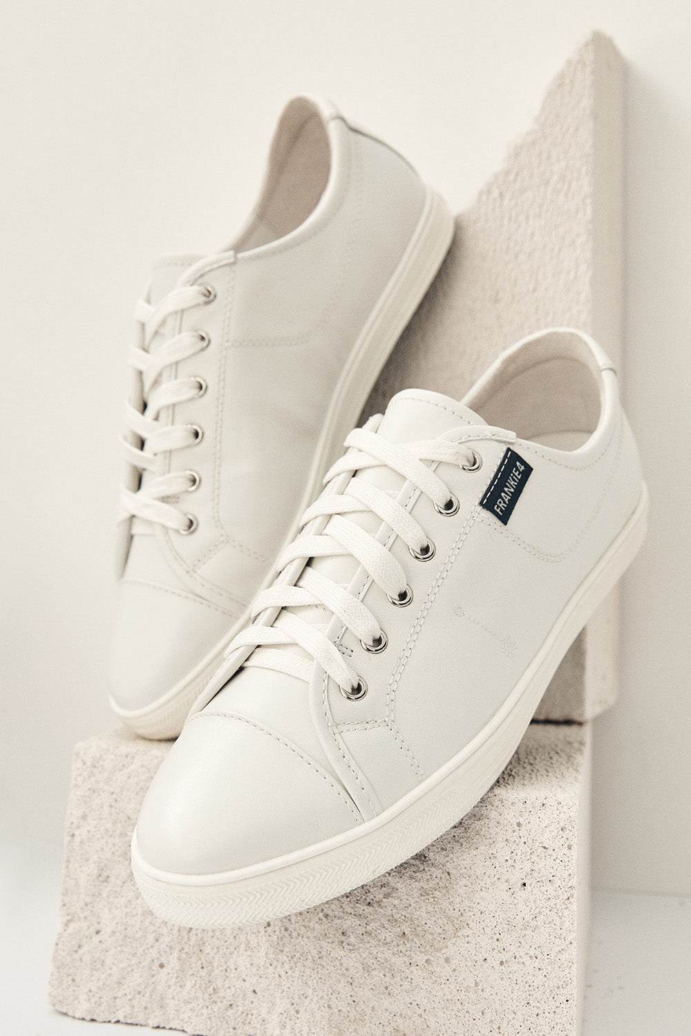 A model wearing the Nat Leather Sneaker in colour White (White), from the front, showing the whole outfit