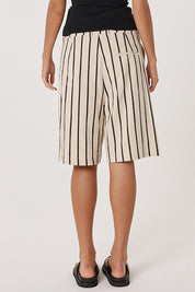 A model wearing the Luna Cotton Blend Bermuda Short in colour Creamblack, from the back