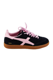 Product shot of the 2001 Crossroads Suede Sneaker in colour Navypink (Blue), from the front