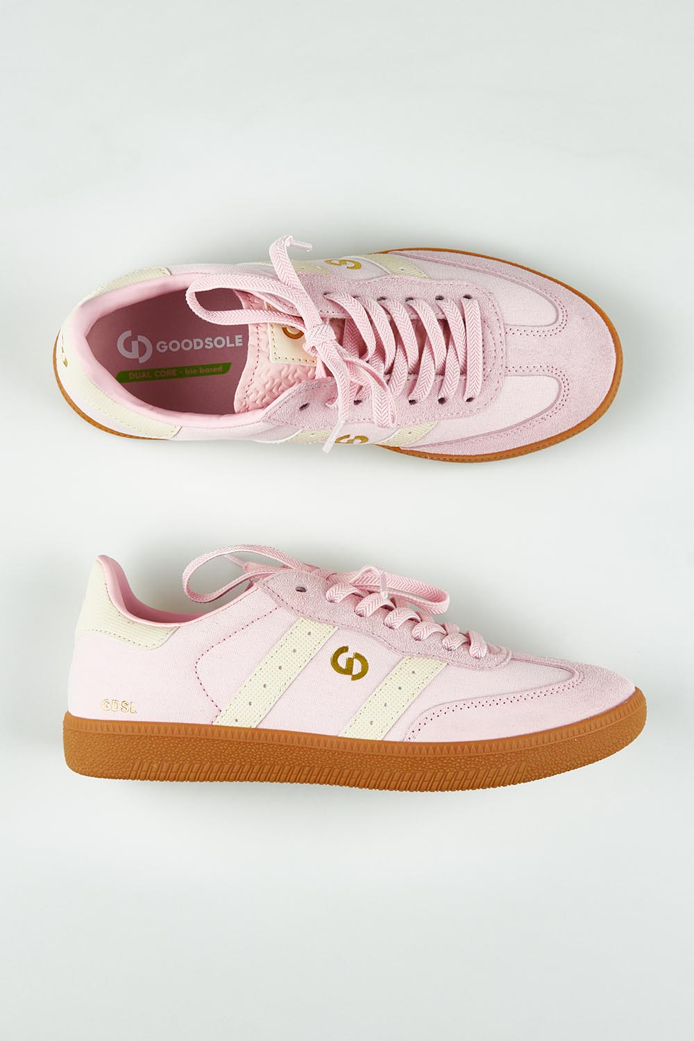 A model wearing size 37 of the 2001 Parallel Suede Canvas Sneaker in colour Pink (Pink), from the front, showing the whole outfit