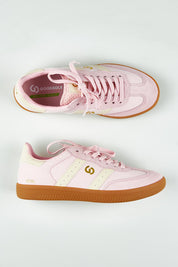 A model wearing size 37 of the 2001 Parallel Suede Canvas Sneaker in colour Pink (Pink), from the front, showing the whole outfit