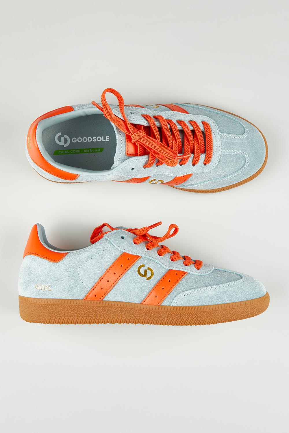 A model wearing size 37 of the 2001 Parallel Suede Sneaker in colour Blueorange (Blue), from the front, showing the whole outfit