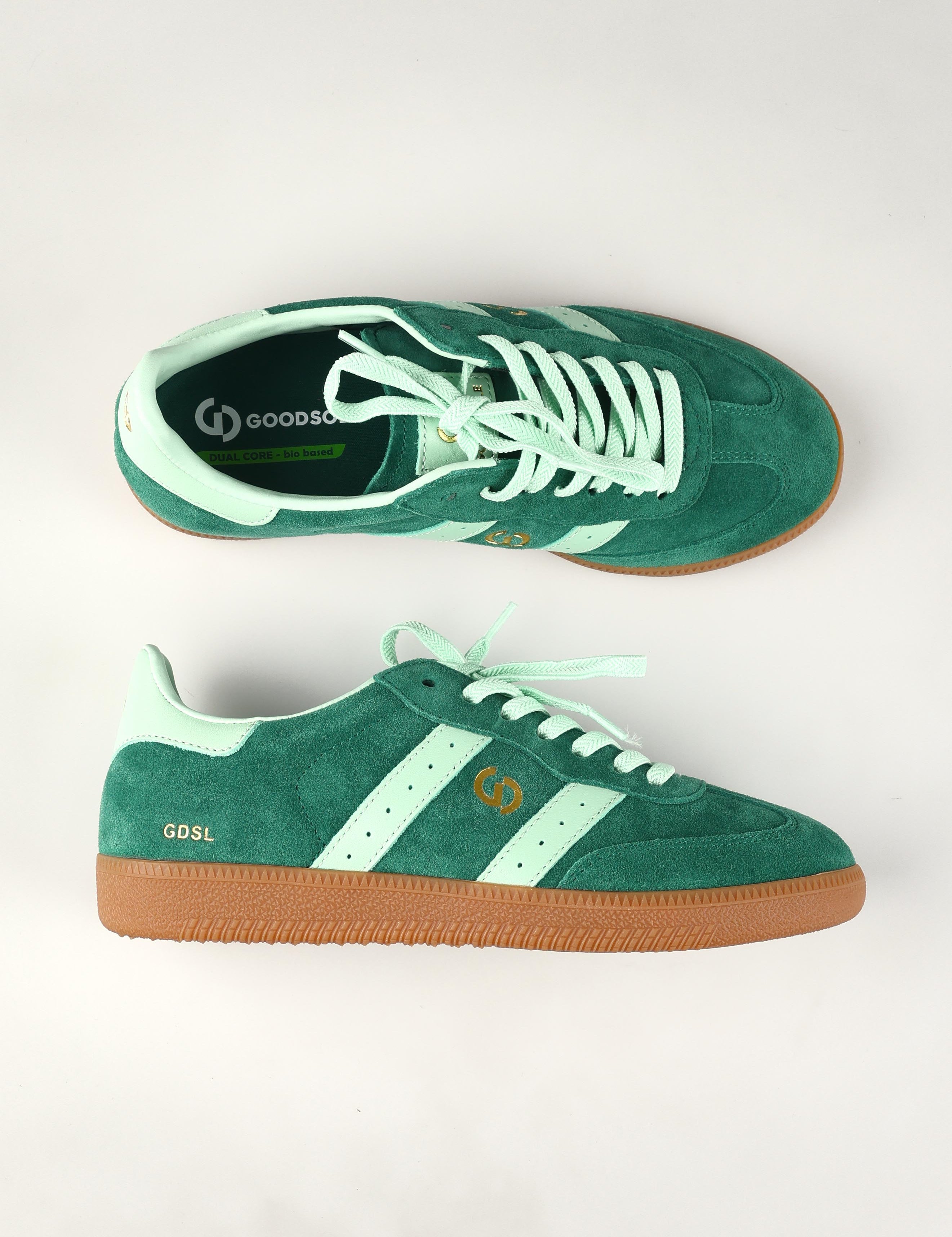 A model wearing size 37 of the 2001 Parallel Suede Sneaker in colour Greenmint (Green), from the front, showing the whole outfit