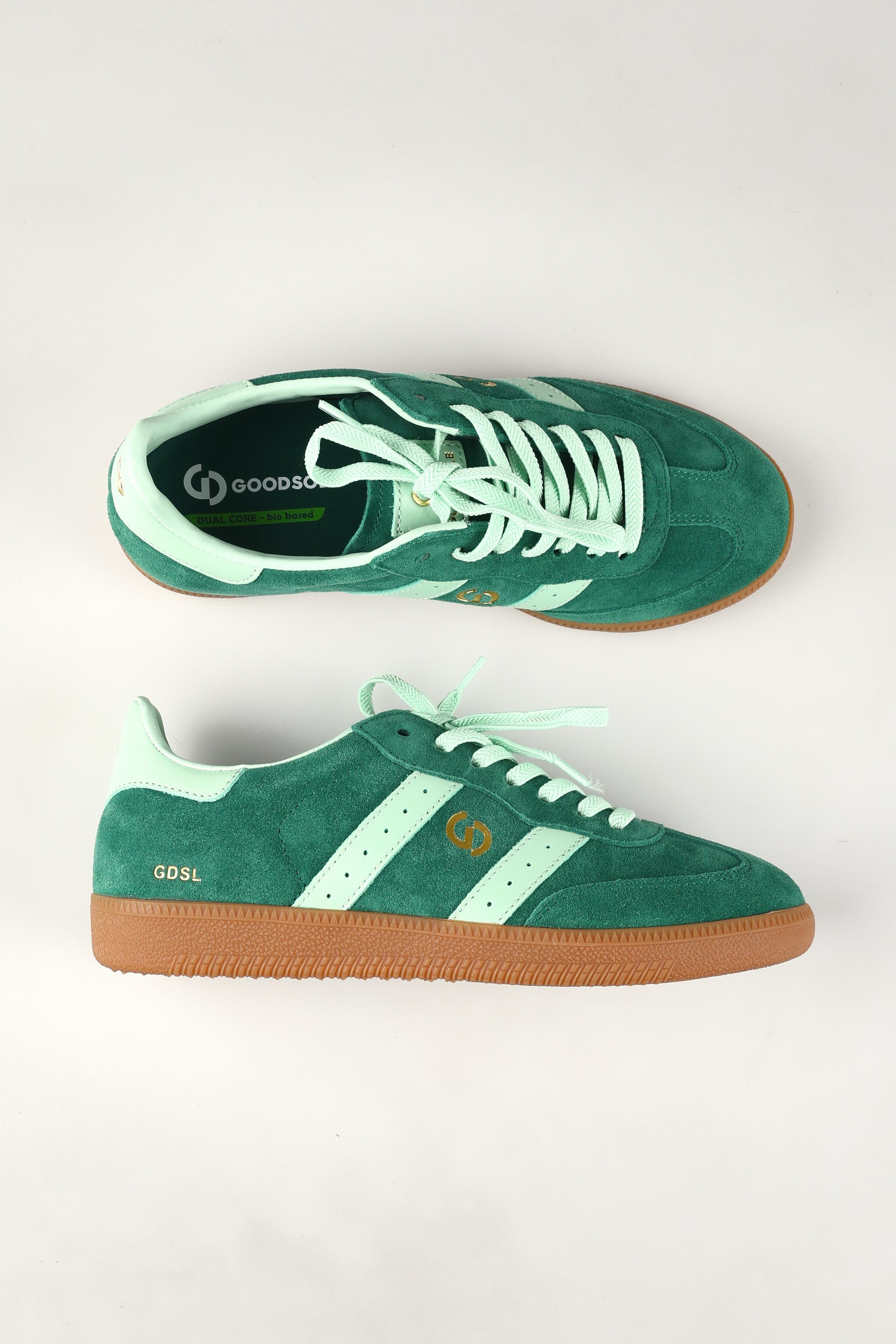 A model wearing size 37 of the 2001 Parallel Suede Sneaker in colour Greenmint (Green), from the front, showing the whole outfit