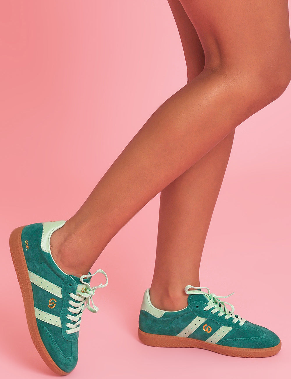 Model Ziara wearing size 39 of the 2001 Parallel Suede Sneaker in colour Greenmint (Green), from the front, showing the whole outfit
