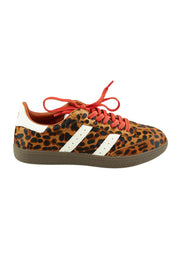 Product shot of the 2001 Parallel Suede Sneaker in colour Leoivory, from the front