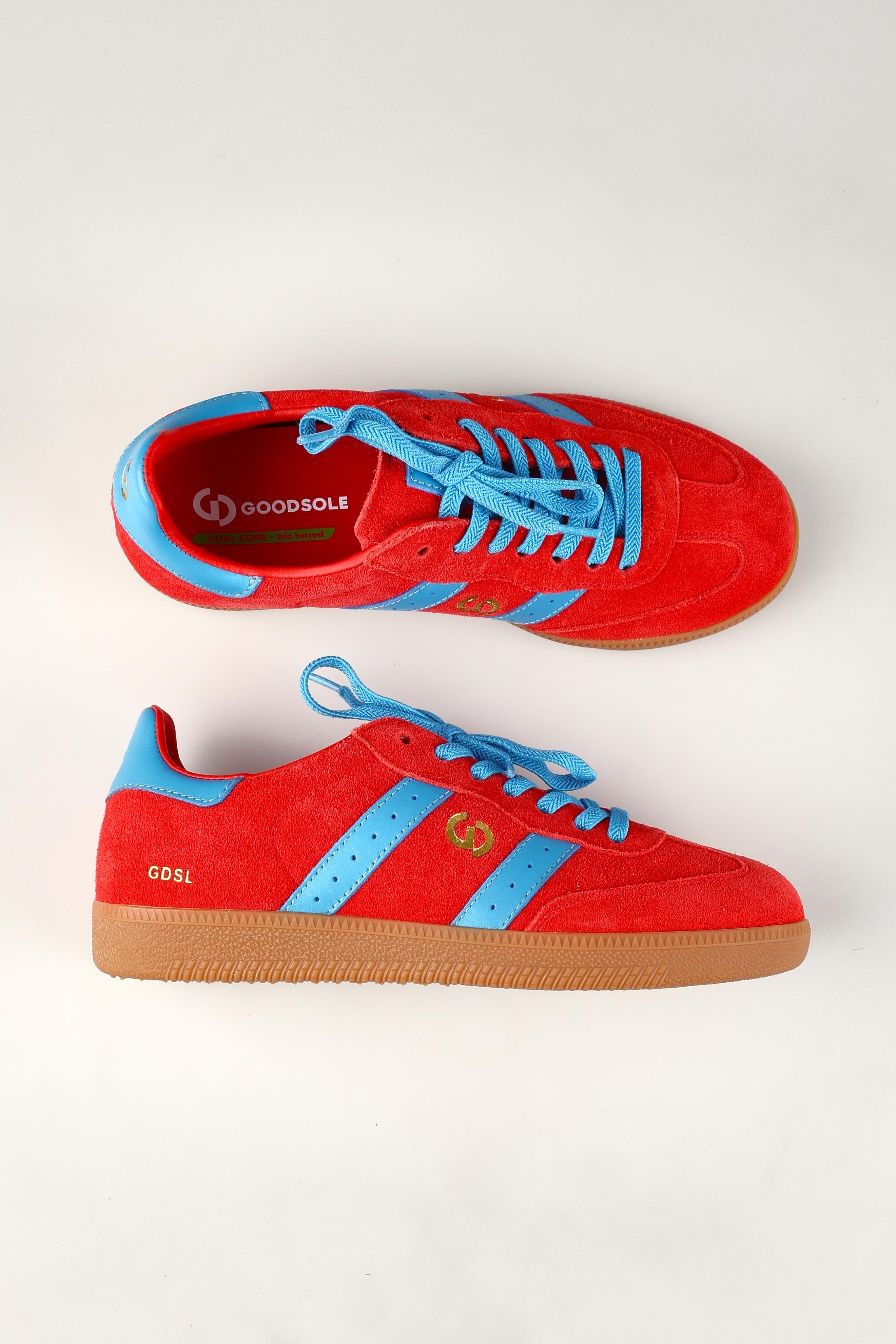 A model wearing size 37 of the 2001 Parallel Suede Sneaker in colour Melonblue (Red), from the front, showing the whole outfit