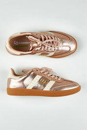 A model wearing size 37 of the 2001 Parallel Suede Sneaker in colour Rosegold (Metallics), from the front, showing the whole outfit