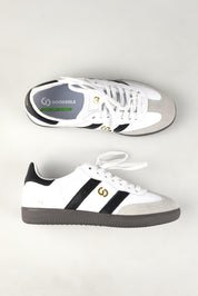 A model wearing size 37 of the 2001 Parallel Suede Sneaker in colour Whiteblack (White), from the front, showing the whole outfit