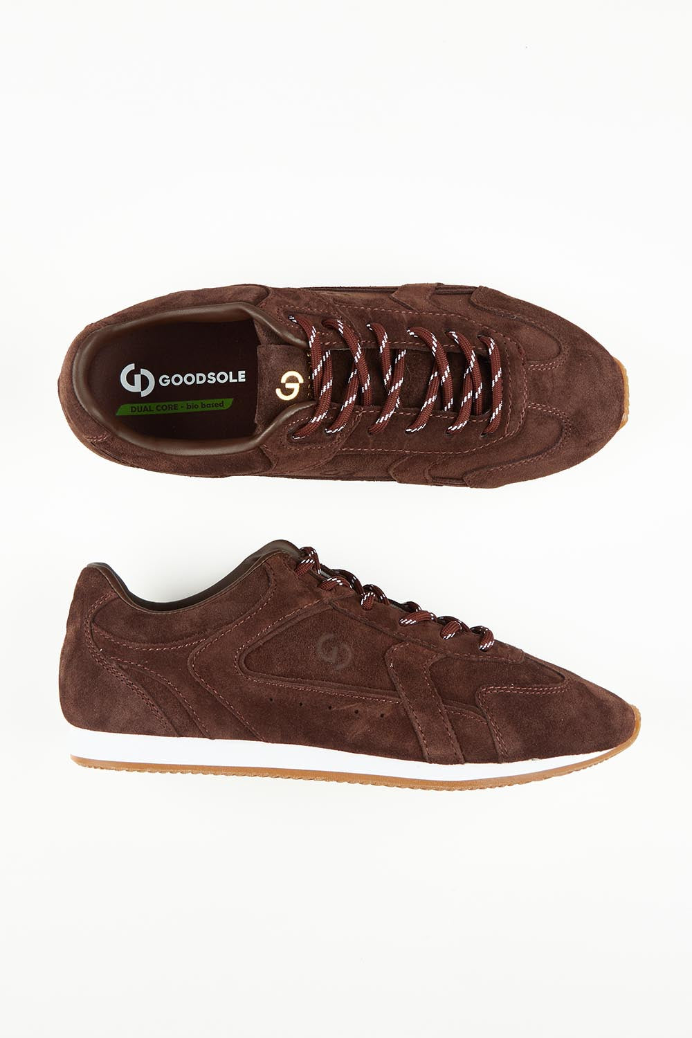 A model wearing size 36 of the 3001 Balance Suede Sneaker in colour Espresso, from the front, showing the whole outfit