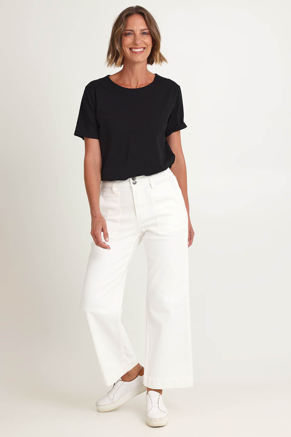 Model Riina wearing size 10 of the Hudson Wide Leg Jean in colour Ivory (White), from the front, showing the whole outfit