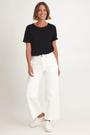 Model Riina wearing size 10 of the Hudson Wide Leg Jean in colour Ivory (White), from the front, showing the whole outfit
