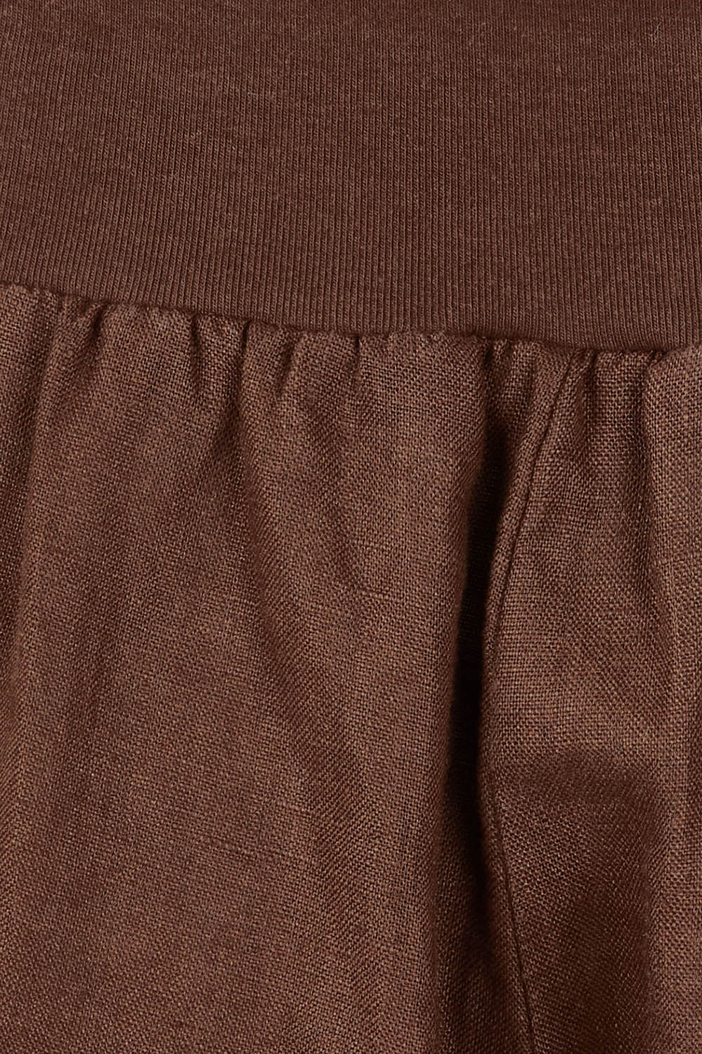 Product shot of the Jersey Waist Linen Short in colour Koko, detail
