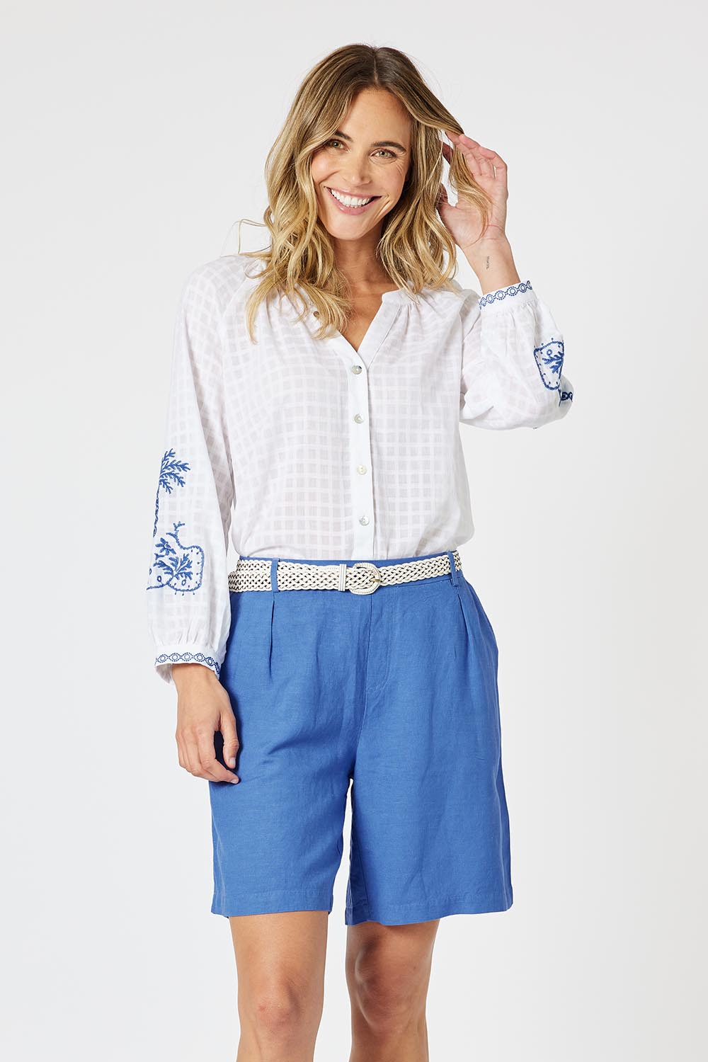 A model wearing the Lino Linen Blend Shorts in colour Sardinia (Blue), from the front, cropped image