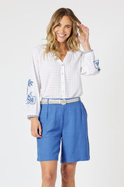 A model wearing the Lino Linen Blend Shorts in colour Sardinia (Blue), from the front, cropped image
