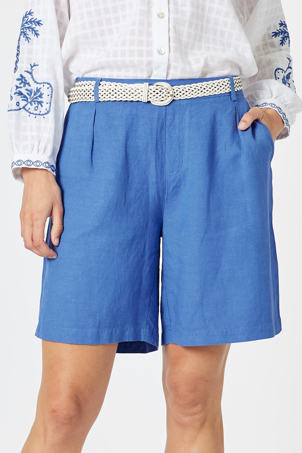 A model wearing the Lino Linen Blend Shorts in colour Sardinia (Blue), from the front, cropped image