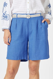 A model wearing the Lino Linen Blend Shorts in colour Sardinia (Blue), from the front, cropped image