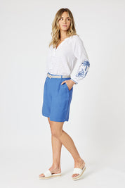 A model wearing the Lino Linen Blend Shorts in colour Sardinia (Blue), from the front, showing the whole outfit