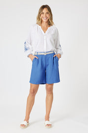 A model wearing the Lino Linen Blend Shorts in colour Sardinia (Blue), from the front, showing the whole outfit