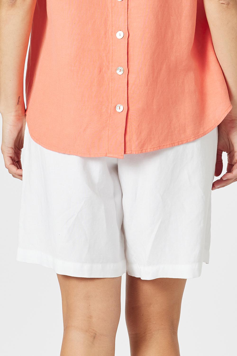 A model wearing the Lino Linen Blend Shorts in colour White (White), from the front, cropped image