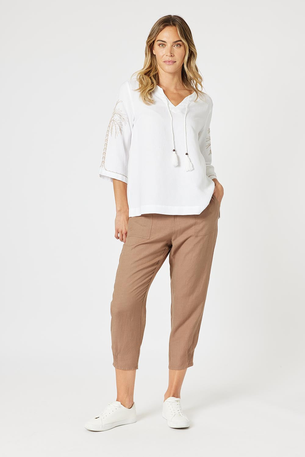 A model wearing the Lino Linen Blend Tapered Pant in colour Nutmeg, from the front, showing the whole outfit