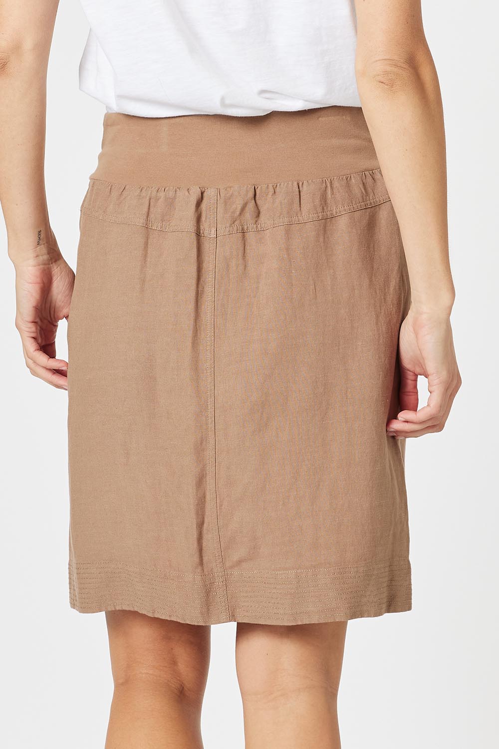 A model wearing the Lino Linen Blend Skirt in colour Nutmeg, from the back