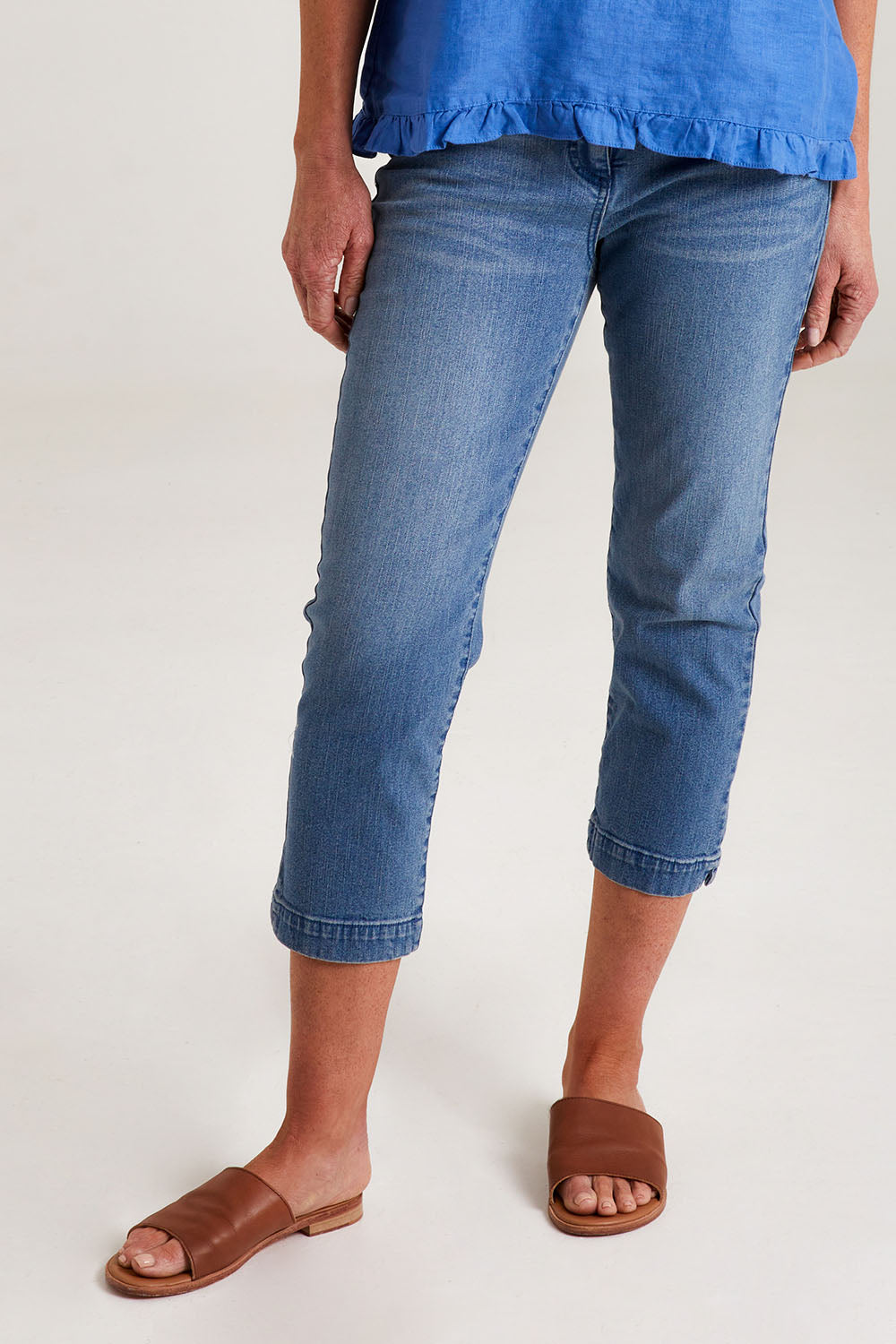 Model Emma wearing size 10 of the Cropped Miracle Jean in colour Washdenim (Blue), from the front, cropped image