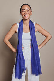 A model wearing the Solid Lightweight Scarf in colour Cobaltblue (Blue), from the front, showing the whole outfit