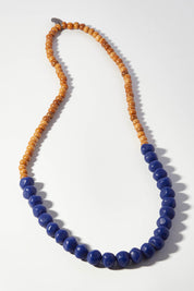 A model wearing size OneSize of the Mini Wood & Rock Necklace in colour Brightblue (Blue), from the front, showing the whole outfit