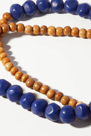 A model wearing size OneSize of the Mini Wood & Rock Necklace in colour Brightblue (Blue), from the front, showing the whole outfit