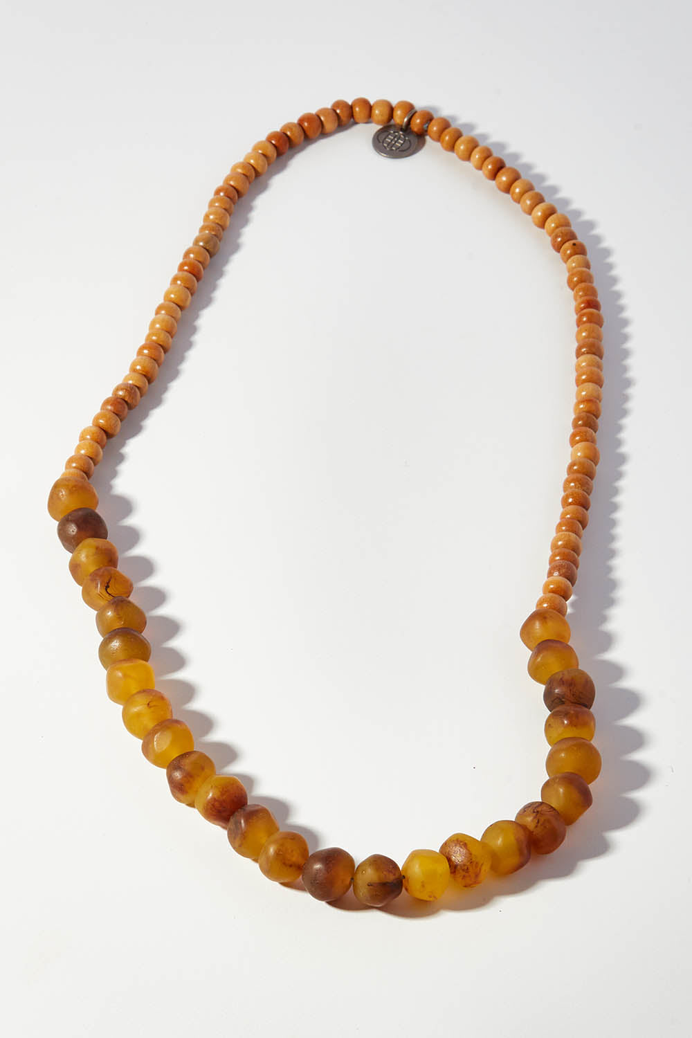 A model wearing size OneSize of the Mini Wood & Rock Necklace in colour Tortoise, from the front, showing the whole outfit