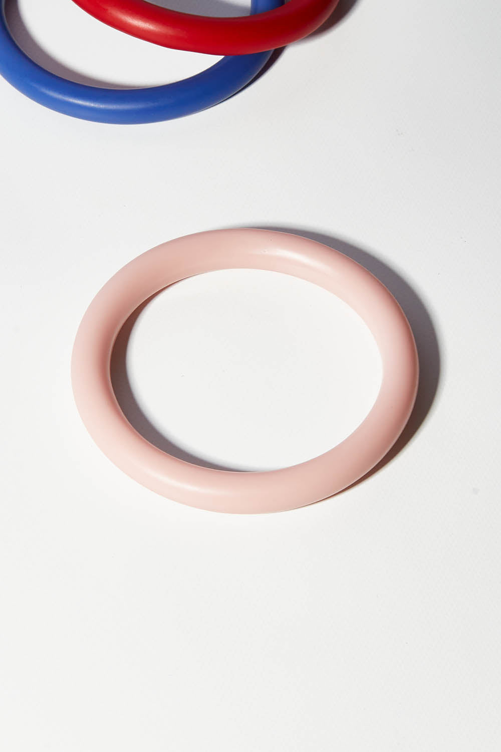 A model wearing size OneSize of the Resin Classic Bracelet in colour Babypink (Pink), from the front, showing the whole outfit