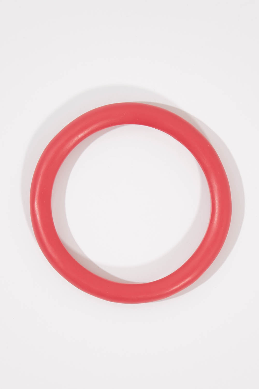 A model wearing size OneSize of the Resin Classic Bracelet in colour Coral (Pink), from the front, showing the whole outfit