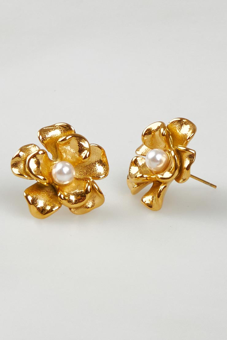 A model wearing the Small Flower Stud With Pearl in colour Goldpearl (Metallics), from the front, showing the whole outfit