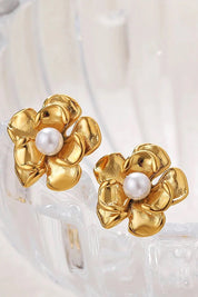 A model wearing the Small Flower Stud With Pearl in colour Goldpearl (Metallics), from the front, showing the whole outfit