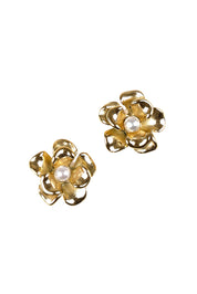 Product shot of the Small Flower Stud With Pearl in colour Goldpearl (Metallics), from the front