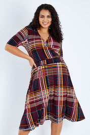 Model Sasha-Lee wearing size 16 of the Printed Short Sleeve Faux Wrap Dress in colour Checked (Black), from the front, cropped image