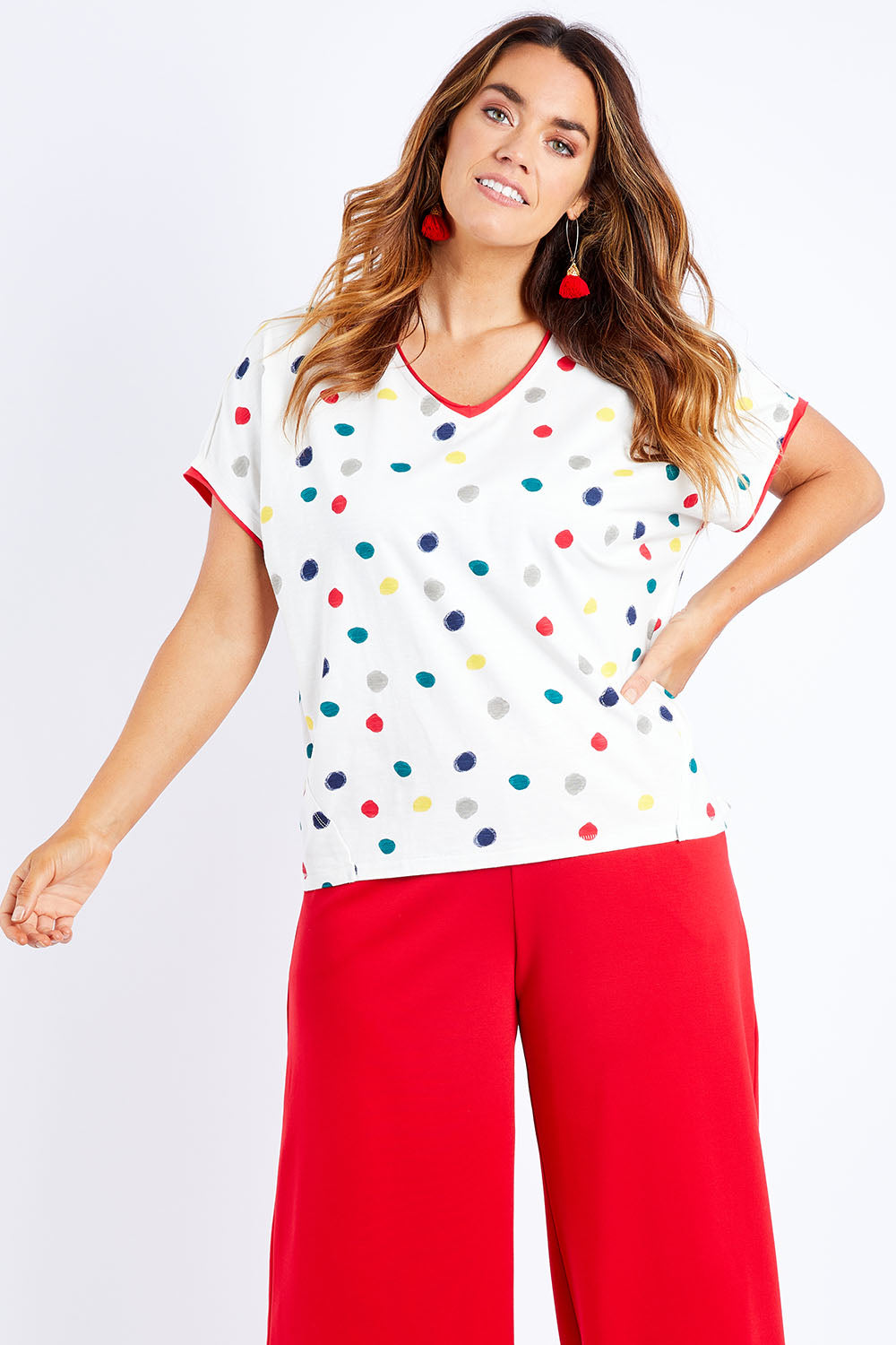 Model Laura wearing size 14 of the Multi Spot Tee in colour Multispot (White), from the front, cropped image