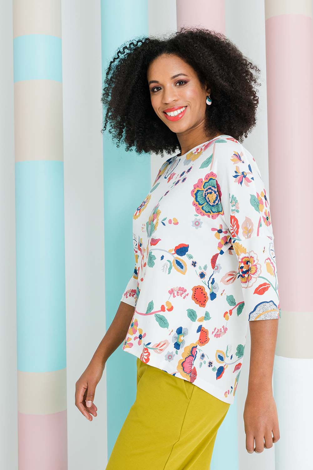 Model Schanez wearing size 10 of the Printed 3/4 Sleeve High Low Hem Top in colour Flora (White), from the front, showing the whole outfit