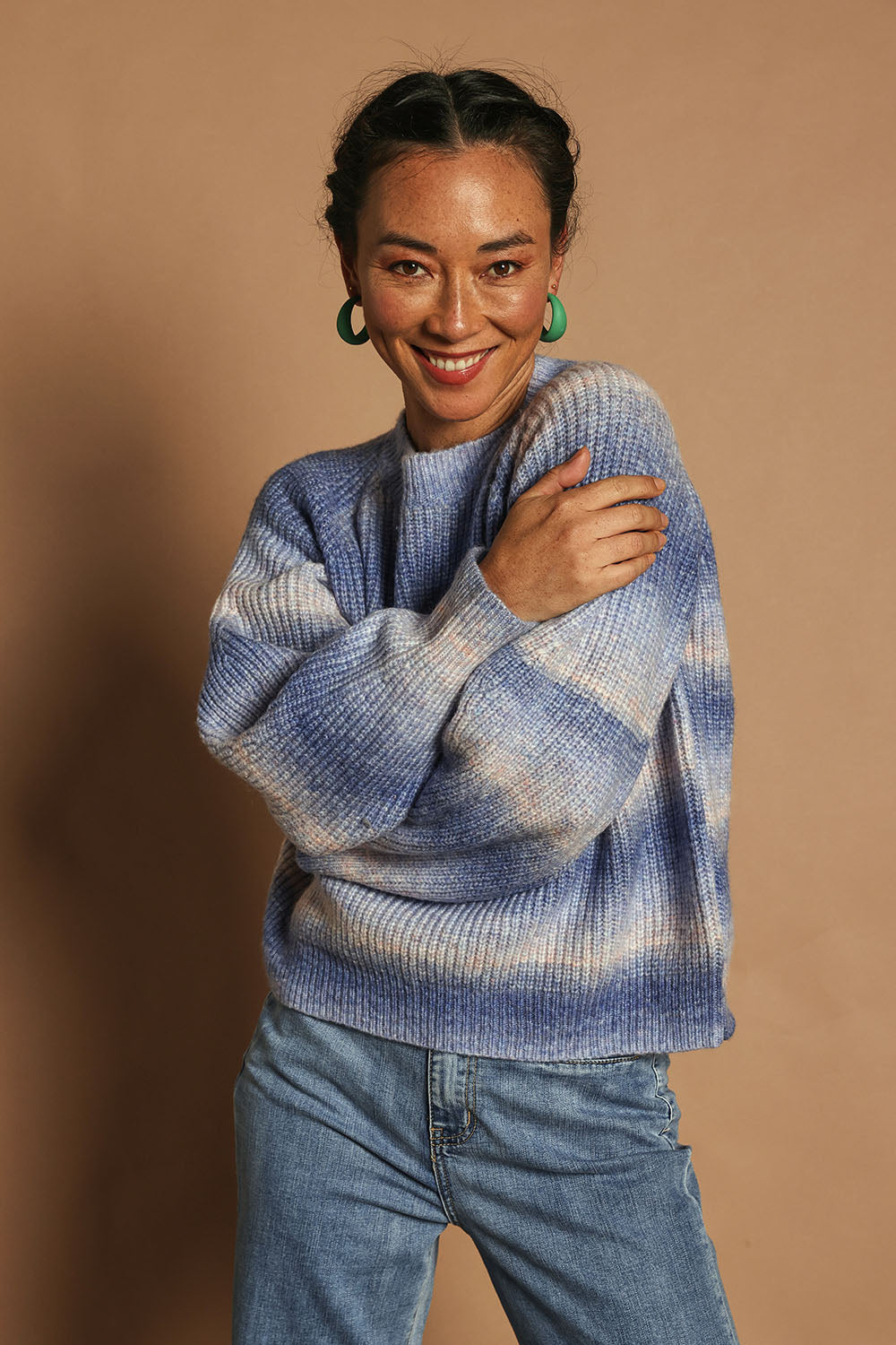 Model Katie wearing size S of the Space Dyed Yarn Crewneck Sweater in colour Dusk (Blue), from the front, cropped image